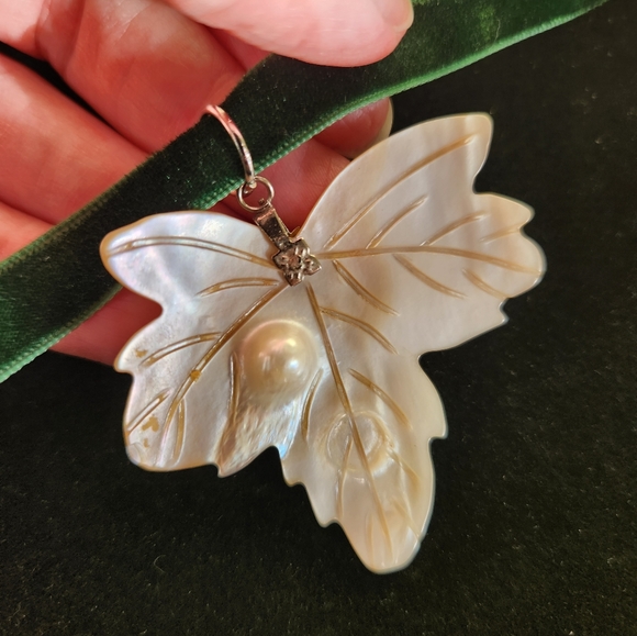 Mother of Pearl Leaf Pendant Velvet Choker - Picture 7 of 8